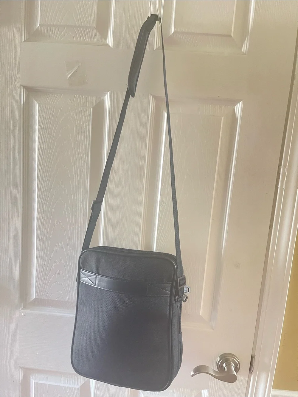Kenneth Cole Reaction Black Leather Messenger Crossbody